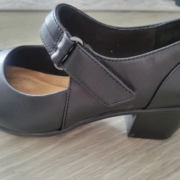Clarks Women's Black Mary Jane Shoes Size 8.5 Wide - Picture 5 of 8